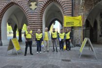 Das Bild zeigt Mitglieder der Amnesty Gruppe 1589 bei ihrem Infostand bei den Rathausarkaden