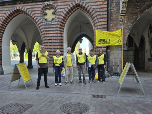 Das Bild zeigt Mitglieder der Amnesty Gruppe 1589 bei ihrem Infostand bei den Rathausarkaden