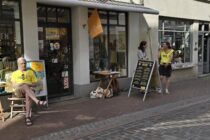 Infostand von Amnesty International Gruppe Lübeck vor dem Weltladen in der Lübecker Hüxstraße