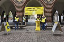 Mitglieder der Amnesty Gruppe Lübeck mit ihrem Infostand gegen die Todesstrafe bei den Rathausarkaden