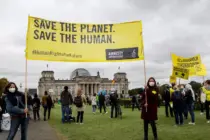 Demonstrierende mit einem Banner "Save the Planet! Save the Human!" beim Klimastreik in Berlin 2021