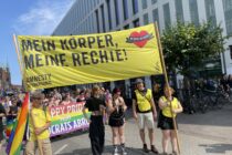 Mitglieder der Amnesty Gruppe Lübeck mit dem Banner "Mein Körper, meine Rechte!" beim CSD in Lübeck