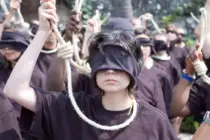 Jugendliche in Mexiko bei einer Demonstration gegen die Hinrichtung von Minderjährigen im Iran. Die Demonstrierenden haben die Augen verbunden und halten symbolisch eine Henkerschlinge um den Hals in der Hand