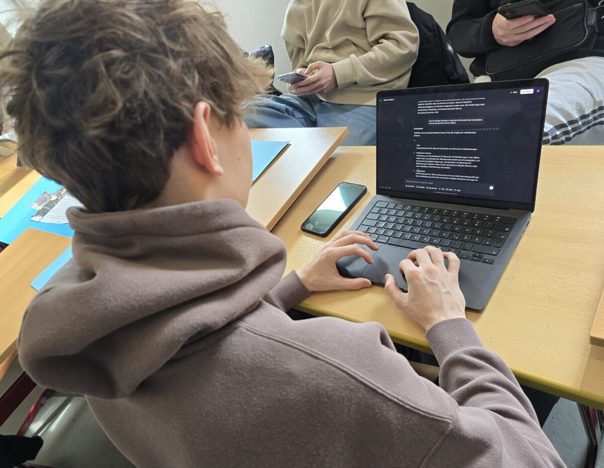 Schüler der Gemeinschaftsschule Ratekau beim Erstellen eines Textes.