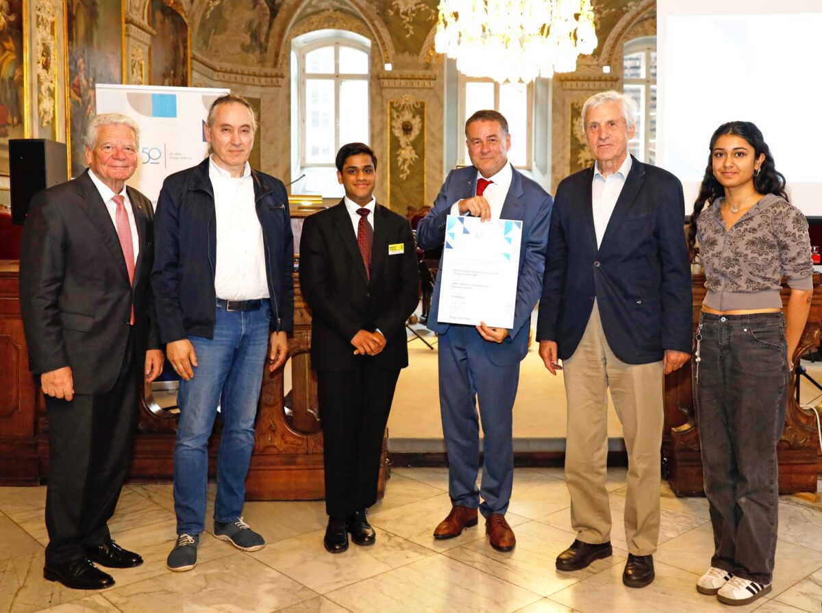 Stefan Dräger und Altbundespräsident Gauck bei der Preiverleihung an Karina, Gerd, Rishabh und Georg.