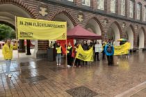 Die Lübecker Amnesty Gruppe 1589 bei ihrer Aktion zum Weltflüchtlingstag 2022