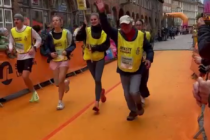 Läufer:innen unserer Marathonstaffel beim gemeinsamen Zieleinlauf