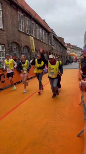 Läufer:innen unserer Marathonstaffel beim gemeinsamen Zieleinlauf